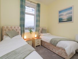 A bedroom with two single beds at Kingfisher House Saltburn-by-the-Sea