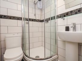 A bathroom with a shower, toilet and washbasin at Kingfisher House Saltburn-by-the-Sea