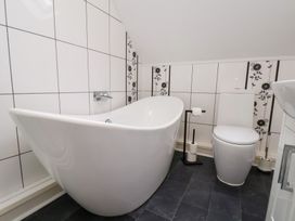 A bathroom featuring a bathtub and a toilet at Kingfisher House Saltburn-by-the-Sea