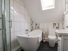 A bathroom with a bathtub, toilet, and sink at Kingfisher House in Staithes