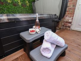 An outdoor area with a hot tub and refreshments at Kingfisher House Staithes