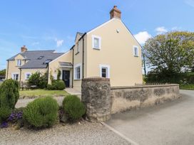 A detached house with a gravel driveway and garden at 5 Cart-Tws Bach in St Davids