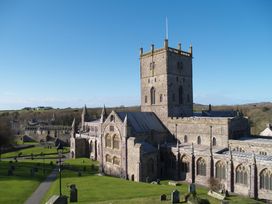 A church with a tower and graveyard at 5 Cart-Tws Bach St Davids