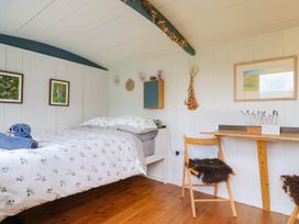 Oak Shepherd Hut - Dorset - 1174124 - thumbnail photo 14