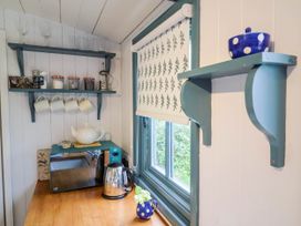 Oak Shepherd Hut - Dorset - 1174124 - thumbnail photo 6