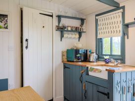 Oak Shepherd Hut - Dorset - 1174124 - thumbnail photo 7