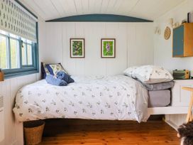 Oak Shepherd Hut - Dorset - 1174124 - thumbnail photo 16