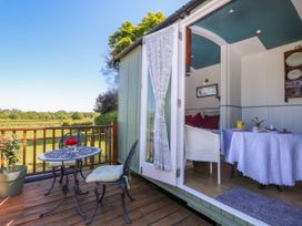 An outdoor seating area with a table and chairs at Songbirds in St Michaels, Kent