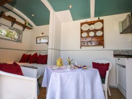 A seating area with a table and chairs at Songbirds in St Michaels, Kent