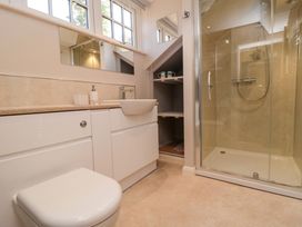 A bathroom featuring a shower, sink, and toilet at Spring Cottage, York