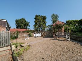A garden with a table and chairs at Spring Cottage in York