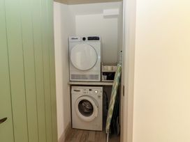 A laundry room with a washing machine and drying machine at Teach Ti in Miltown Malbay
