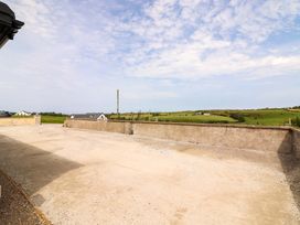 An outdoor area with gravel and fences at Teach Ti in Miltown Malbay