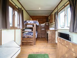 Buttercup (Cow Shed 3) - Suffolk & Essex - 1174328 - thumbnail photo 3