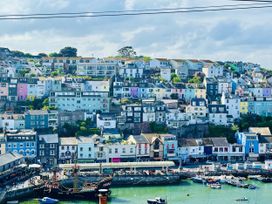 A harbor with houses and boats at Lizzy’s Cottage in Brixham
