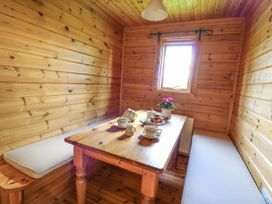 A snug with a table and benches at Pen Y Clawdd Beggar's Bush near Presteigne