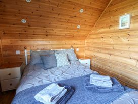 A bedroom with a bed and bedside tables at Pen Y Clawdd Beggar's Bush near Presteigne