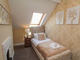 A bedroom with a single bed and a skylight at Crescent Bay House 