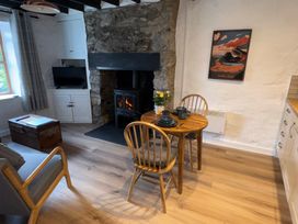 A dining room with a table and chairs at 4 Old Tanrhiw Beddgelert
