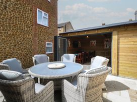 An outdoor garden with a table and chairs at The Burleigh in Hunstanton