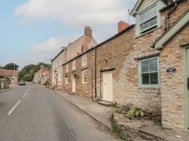 A street with houses on either side at Kingfisher Cottage East Ayton