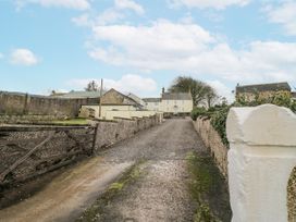 A gravel road leading to a house at Swift Barn in Wigton