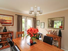A dining room with a table and chairs at 3 Chantry Hill Kingsbridge