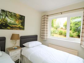 A bedroom with two beds and a window at 3 Chantry Hill in Kingsbridge
