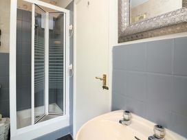 A bathroom with a shower and sink at 3 Chantry Hill in Kingsbridge