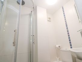 A shower and toilet in a bathroom at Tobys Quay in Falmouth