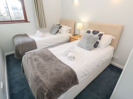 A bedroom with two single beds at Tobys Quay in Falmouth