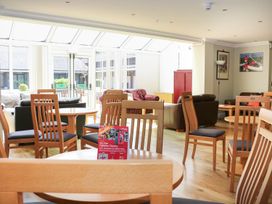 A snug with chairs and tables at Bedroom 10 in Littlehampton