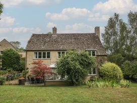 A house with garden furniture and greenery at St. Marys House in Church Westcote near Bledington