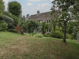 A house with a garden at St. Marys House Church Westcote near Bledington