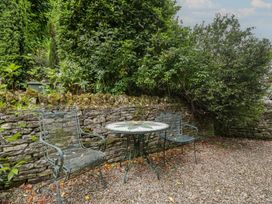 A garden with a table and chairs at St. Marys House in Church Westcote near Bledington