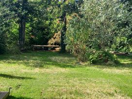 A garden with grass and trees at Emma 6 in Llandegfan