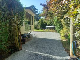 An outdoor area with a gravel path and a holiday home at Emma 6 in Llandegfan