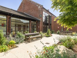 An outdoor area with benches and plants at Jubilee First-floor Double Bedroom in Penrith