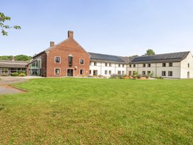 An outdoor view of a building with a lawn at Jubilee Two Bedroom Accessible Bungalow Pet Friendly Penrith