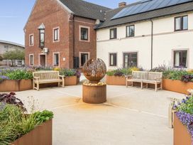 An outdoor area with benches and a sculpture at Jubilee Ground-floor Double Bedroom Penrith