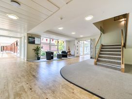 A hallway with seating area and plant at Jubilee Ground-floor Single Bedroom in Penrith