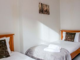 A bedroom with two single beds at Castleview Apartment, 21 South Embankment in Dartmouth