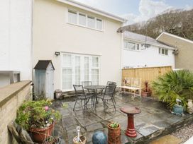 A garden with a table and chairs at The Cottage On The Green in Porthmadog