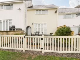 A garden with a table and chairs at The Cottage On The Green Porthmadog