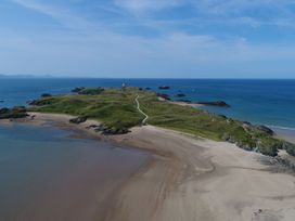 An island with a path leading to a lighthouse at Hen Siop in Niwbwrch (newborough)