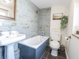 A bathroom with a sink, bathtub, and toilet at 18 Pakefield Road in Lowestoft