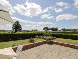 An outdoor garden with a table and chairs at Filly Brook in Bishop's Frome