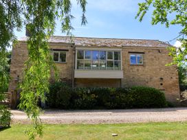 A house with windows and bushes at Cleveley Mill in Enstone