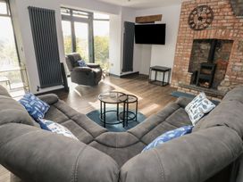 A living room with a sofa and a coffee table at 10 Brython Place in Tackley
