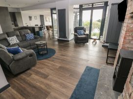 A living room with a sofa and coffee table at 10 Brython Place in Tackley